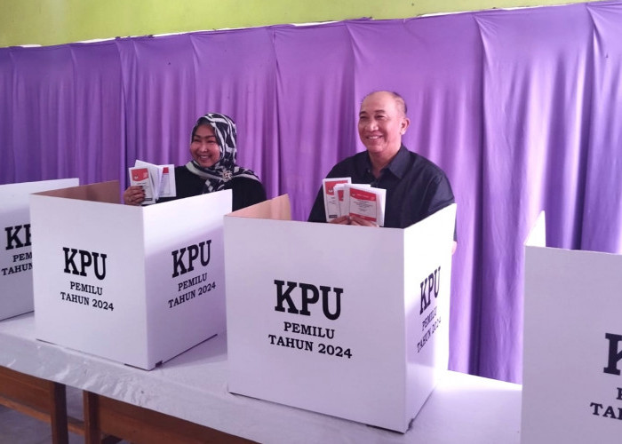 Pj. Bupati Tanggamus Mencoblos di TPS 23 Kuripan Kota Agung, Lanjut Monitor TPS