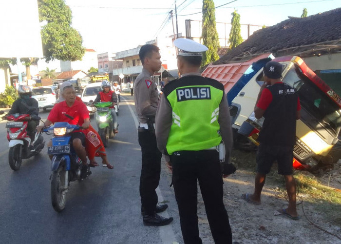 Gara-gara Dering HP, Truk Pengangkut Semen Kecelakaan di Jalinbar 