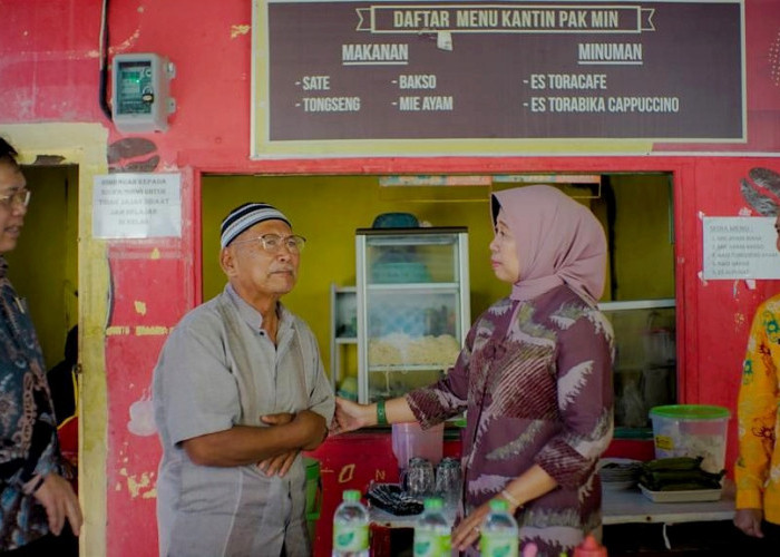 Kenang Masa Sekolah di SMAN 2 Bandar Lampung, Rektor Unila Mampir ke Bakso Langganan  