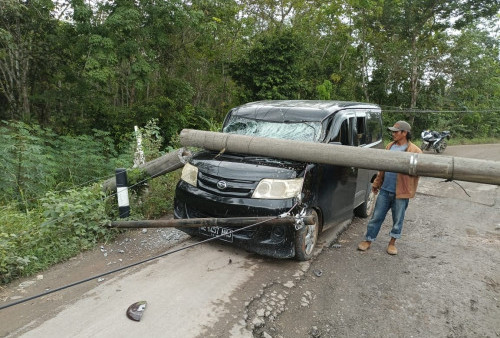 Minibus Ringsek Tertimpa Tiang Listrik, Begini Nasib Pengemudi