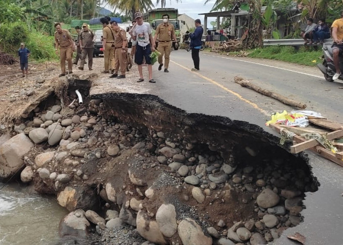Bahaya! Badan Jalan di Pesisir Utara Sudah Menggantung