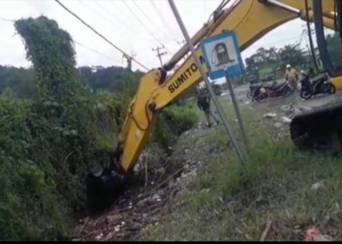 Gorong-gorong Mampet Salah satu Penyebab Banjir, Perusahaan Ini Berikan Eksavator ke Kecamatan Katibung