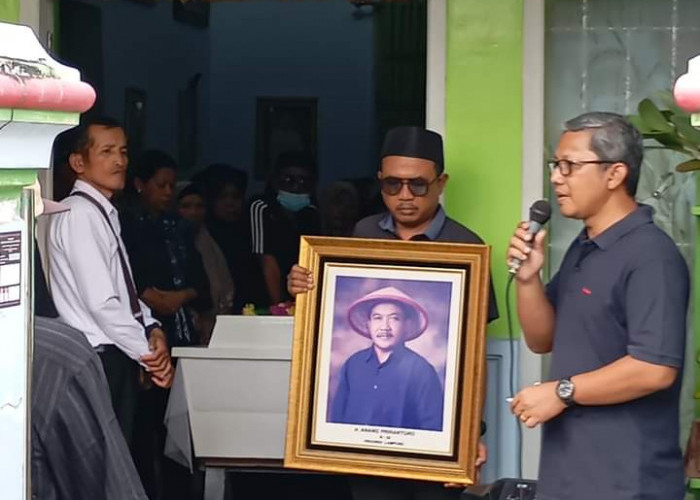 Mantan Senator yang Terkenal dengan Caping Gunung Asal Lampung Berpulang