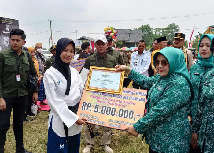 Atlet Taekwondo Dhea Alesandra Dapat Penghargaan Dari Bupati Lampung Tengah 