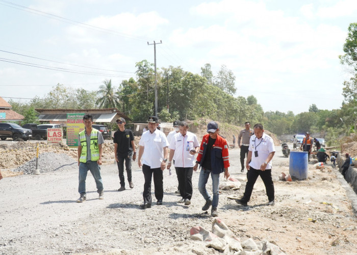 Pastikan Transportasi Warga Tak Terganggu, M. Firsada Tinjau Perbaikan Ruas Jalan Provinsi