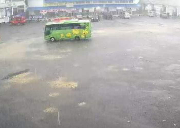 Ribuan Pemudik dari Arus Mudik dan Balik Padati Terminal Rajabasa