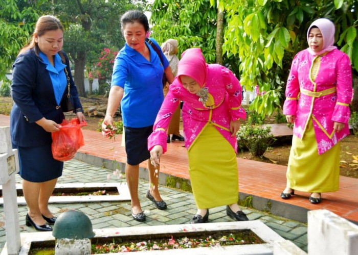 Peringati Hari Kartini, TP PKK Kota Metro Tabur Bunga ke Makam Pahlawan