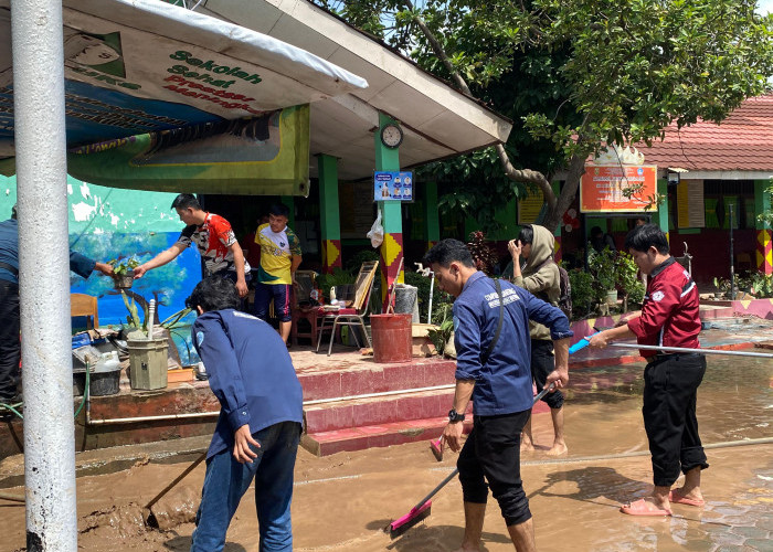 Mahasiswa Teknokrat Terjun Bantu Masyarakat Bersihkan Sisa Banjir