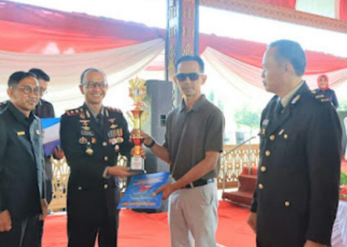Selamat! Marjoko, Ketua Karang Taruna Tuba Raih Juara 1 Turnamen Tennis Lapangan Polres Tubaba