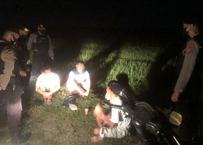 Gelap-gelapan, Patroli Satsamapta Polres Pringsewu Temukan Remaja Pesta Tuak 