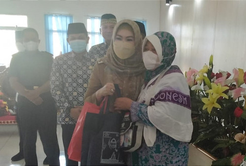Bupati Tanggamus Dewi Handajani Lepas 158 Calon Jamaah Haji