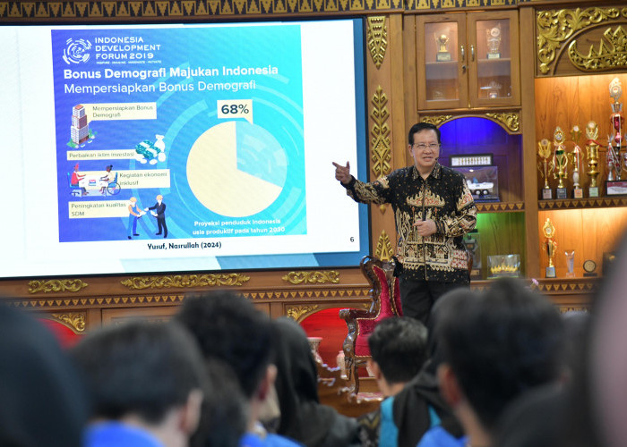 Gelar Kuliah Umum, Rektor Universitas Teknokrat Indonesia Beri Pengertian Leadership dan Manajemen 