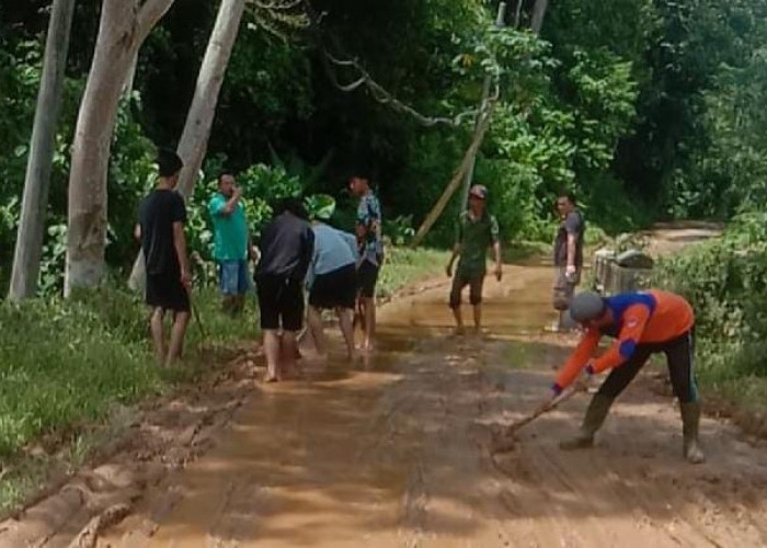 Pasca Banjir, Sisakan Puing-puing Material Lumpur di Jalan