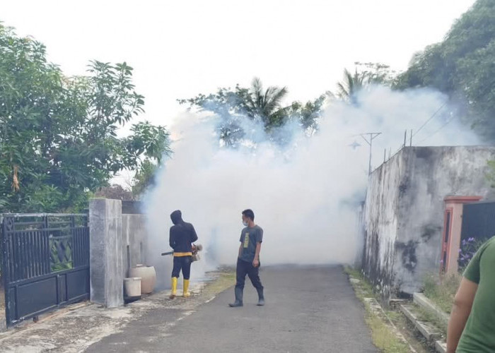 Tekan Penyebaran DBD, Polres Metro bersama Dinas dan Masyarakat Lakukan Pengasapan