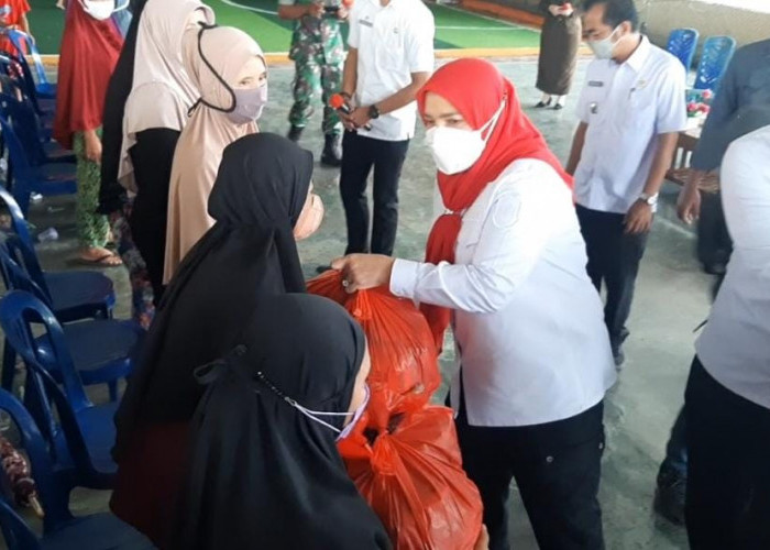 Bagikan Sembako, Eva Dwiana Minta Masyarakat Seputar TPA Bakung Bersabar