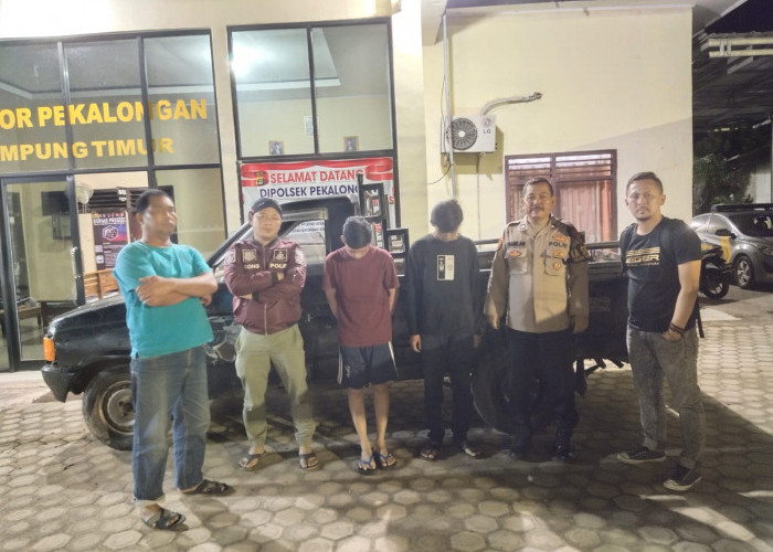 Cabut Papan Reklame Berikut Tiangnya, Lalu Bawa Kabur Pakai Mobil Pick Up 