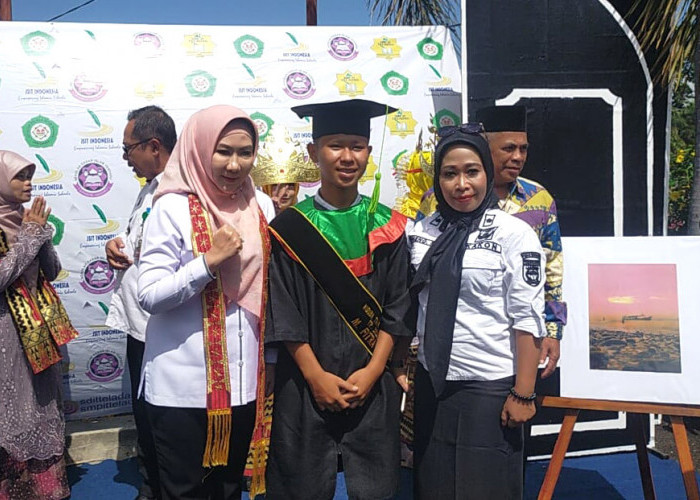 Hadiri Wisuda Tahfidz dan Kelulusan SDIT-SMPIT Teladan, Bupati Tanggamus Titipkan Ini  
