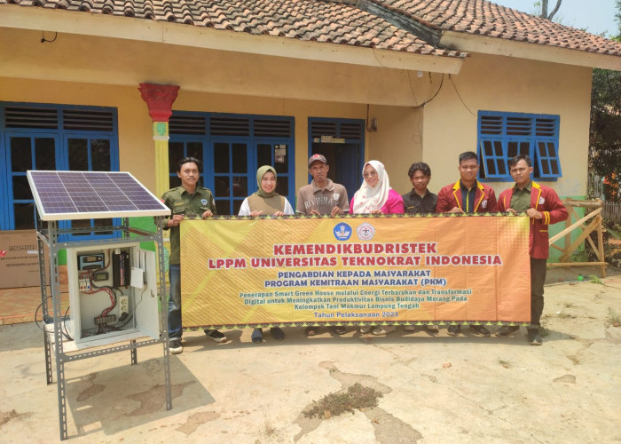 Dosen dan Mahasiswa Universitas Teknokrat Indonesia Bantu Pengusaha Budidaya Jamur Merang PKM DRTPM 2023