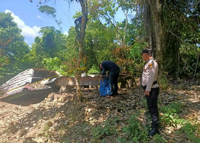 Soal Kantor TNBBS yang Dibakar, Tim Lanfor Polda Sumsel Teliti Abu dan Kayu