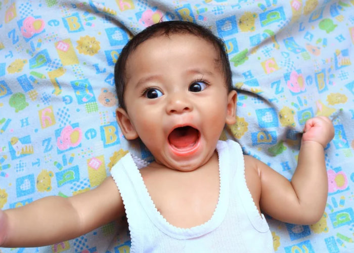 Bahayakah Reflek Bayi yang Kerap Mengangkat Tangan Saat Kaget?