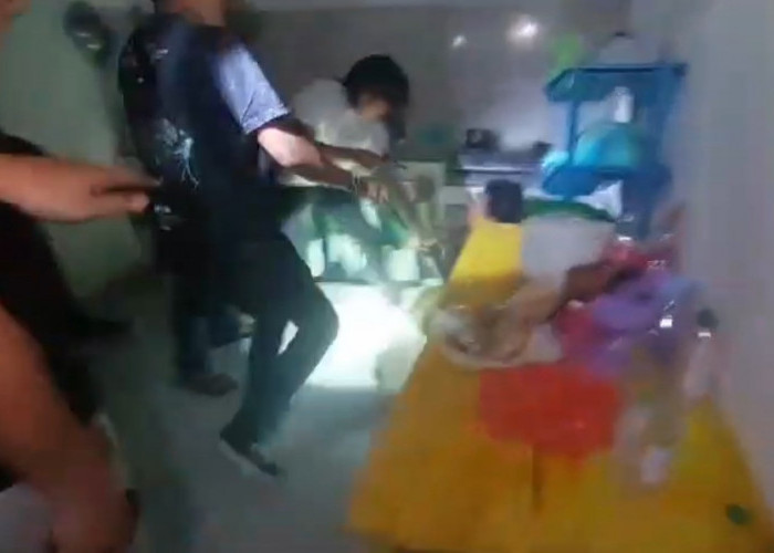 Digrebek Polisi, Satu Dari 3 DPO Curanmor Asal Lampung Timur Ngumpet di Kolong Meja Tanpa Busana
