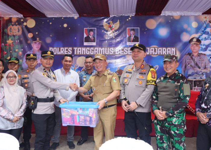 Beri Bingkisan Nutrisi Kepada Personil Bertugas, Kapolres Tanggamus dan Forkopimda Cek Pos Pengamanan Operasi 