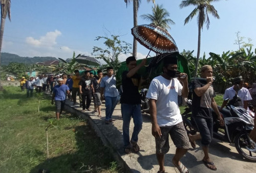 Satu Iringan Keranda, Ibu dan Anak Korban Kebakaran Bedeng Arab Dimakamkan di Umbul Asem