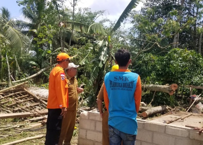 Ratusan Rumah Porak-Poranda Disapu Angin Puting Beliung