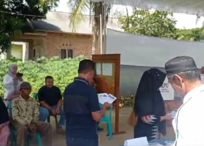Ditemani Suami Ketua DPRD Mesuji Nyoblos di TPS 02 Brabasan 