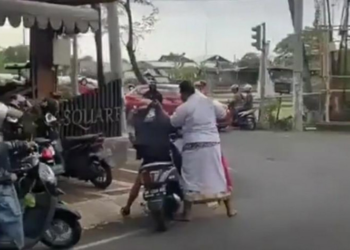 Viral Video, Seorang Pria Mengamuk dan Bawa Pisau Pada Pengendara Motor
