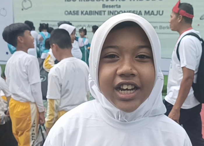 Dapat Sepeda dari Ibu Negara, Siswi Ini Menangis