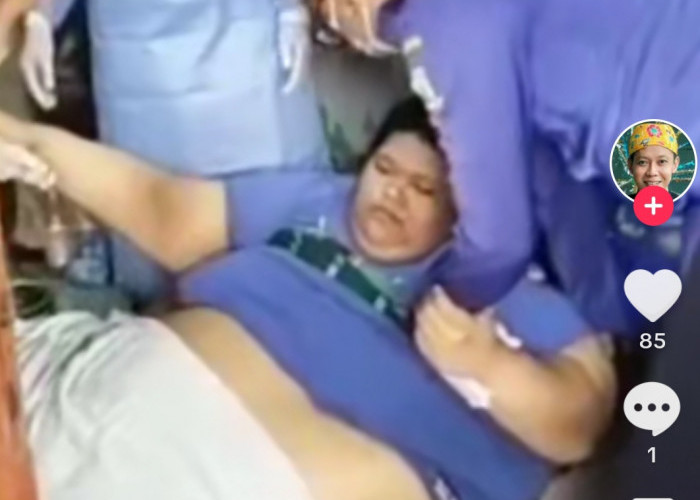 Dramatis! Begini Detik-detik Petugas Evakuasi Pemuda Dengan Bobot Tubuh 300 Kg