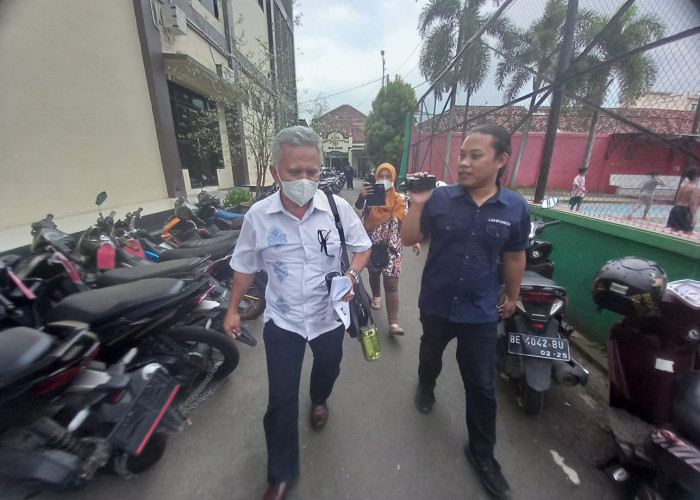 Diperiksa KPK Selama 6 Jam, Entis Sutisna Halimi Selaku Dosen Unsri Enggan Berkomentar