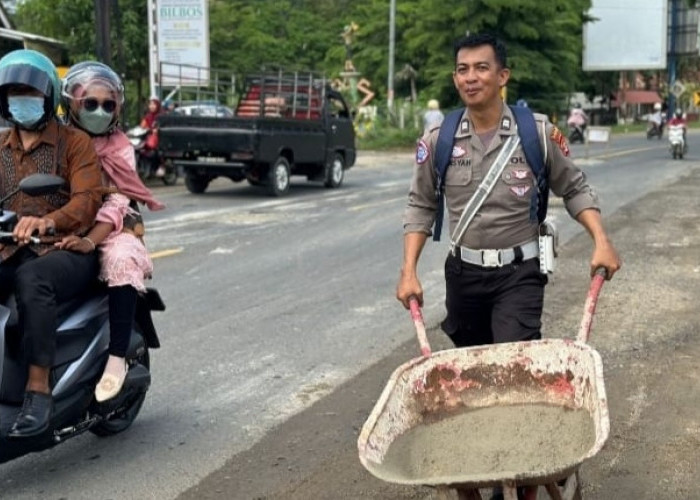 Cegah Lakalantas, Satlantas Polres Pringsewu Tambal Jalan Rusak di Jalinbar 