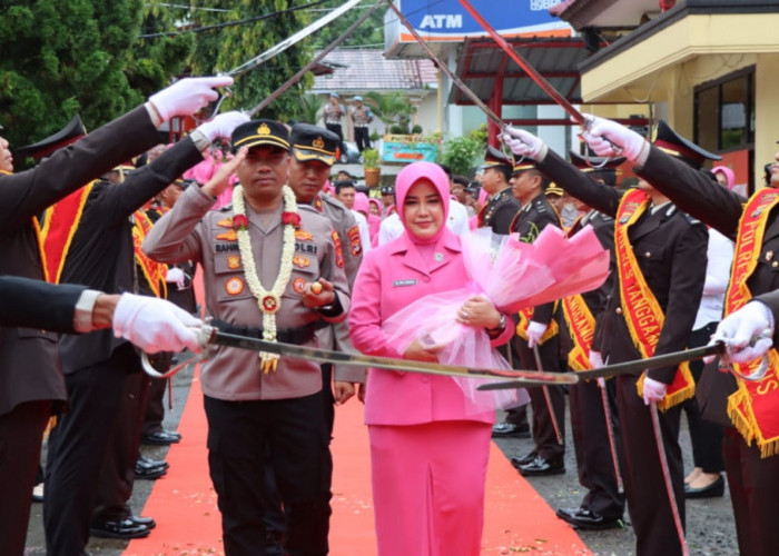 Tarian Adat Lampung dan Pedang Pora Sambut Kedatangan Kapolres Tanggamus AKBP Rahmad Sujatmiko 