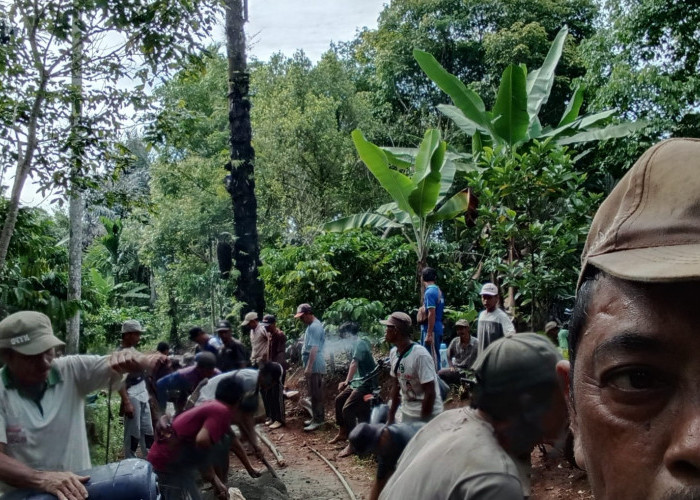 Warga Dusun 8 Kampung Bonglai Gotong Royong Buat Badan Jalan ke Kebon Kopi
