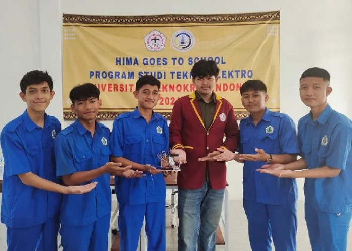 Mahasiswa Teknokrat Beri Pemahaman Prototipe Solar Tracker di SMKN 1 Merbau Mataram