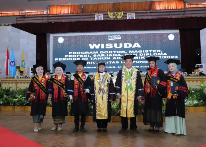 Perdana Pimpin Wisuda, Ini Pesan Rektor Prof Lusmeilia