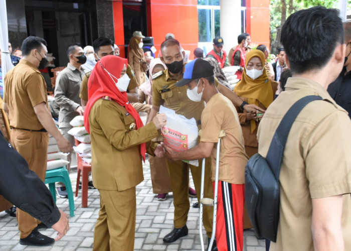 Pemkot Bandar Lampung Bagi Beras dari Baznas