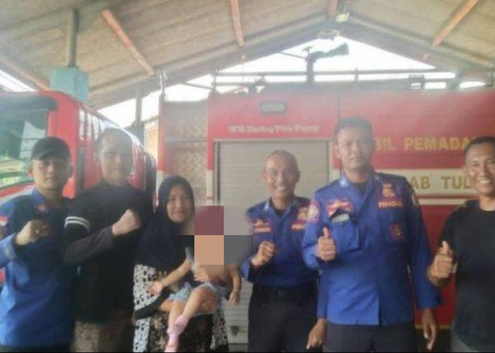 Jari Bengkak Karena Cincin, Bayi Berusia 11 Bulan Dibawa ke Kantor Damkar Tulang Bawang