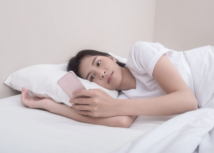 Simak! Bahaya Main Hp Sebelum Tidur 