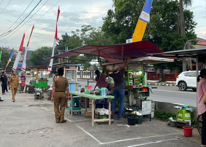 Ditertibkan, Pedagang di Atas Trotoar Mulai Menempati di Area Parkir Shopping Center