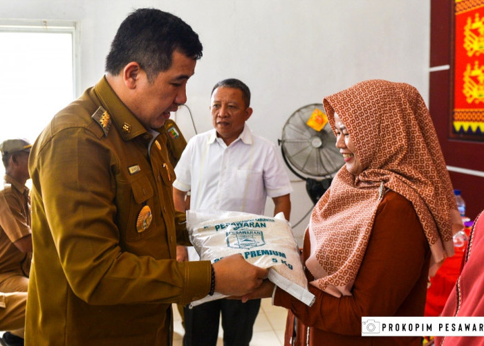 Bupati Pesawaran Serahkan Bantuan Sosial Beras Premium 