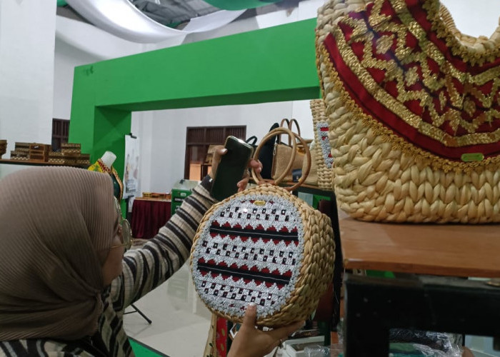 Kaum Hawa Yang Fashionable Merapat, Ada Tas Cantik Kerajinan Tangan Berbahan Pelepah Pisang di Anjungan Lamtim