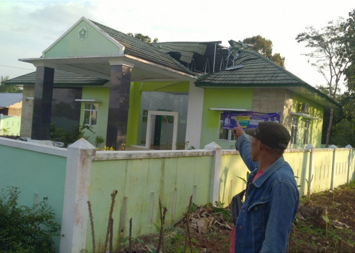 Atap Kantor KUA Pagelaran Utara Ambrol, Begini Kondisinya