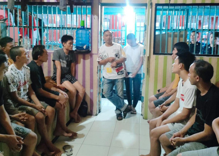 Pastikan Kondusif, Kepala Rutan Kelas IIB Kota Agung Kontrol Keliling, Razia Kamar Hunian dan Tes Urine