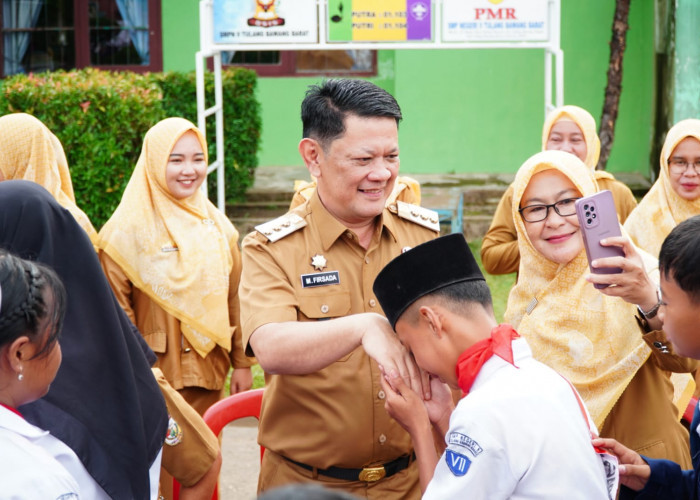 Pj Bupati Tubaba Pimpin Apel Pagi di SMPN 9 Pulung Kencana