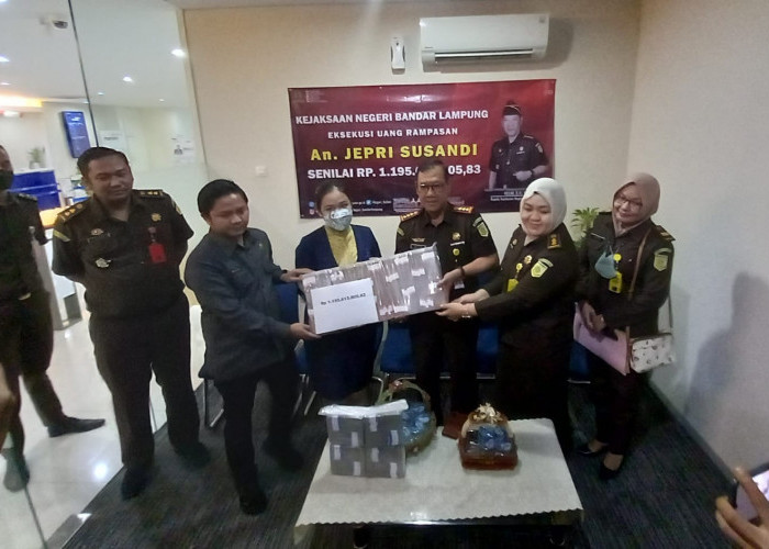 Kejari Bandar Lampung Kirim Uang Hasil Eksekusi ke Kas Negara Rp 1,1 Miliar 
