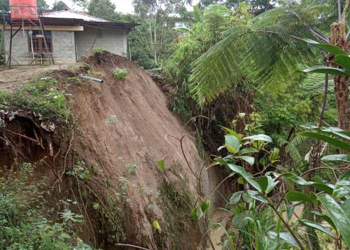 Longsor, Dapur Rumah Kepala Lingkungan di Balik Bukit Tinggal Segini