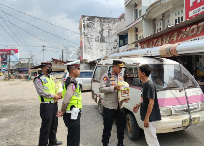 Sopir dan Tukang Ojek Diberi Beras Gratis Oleh Polisi